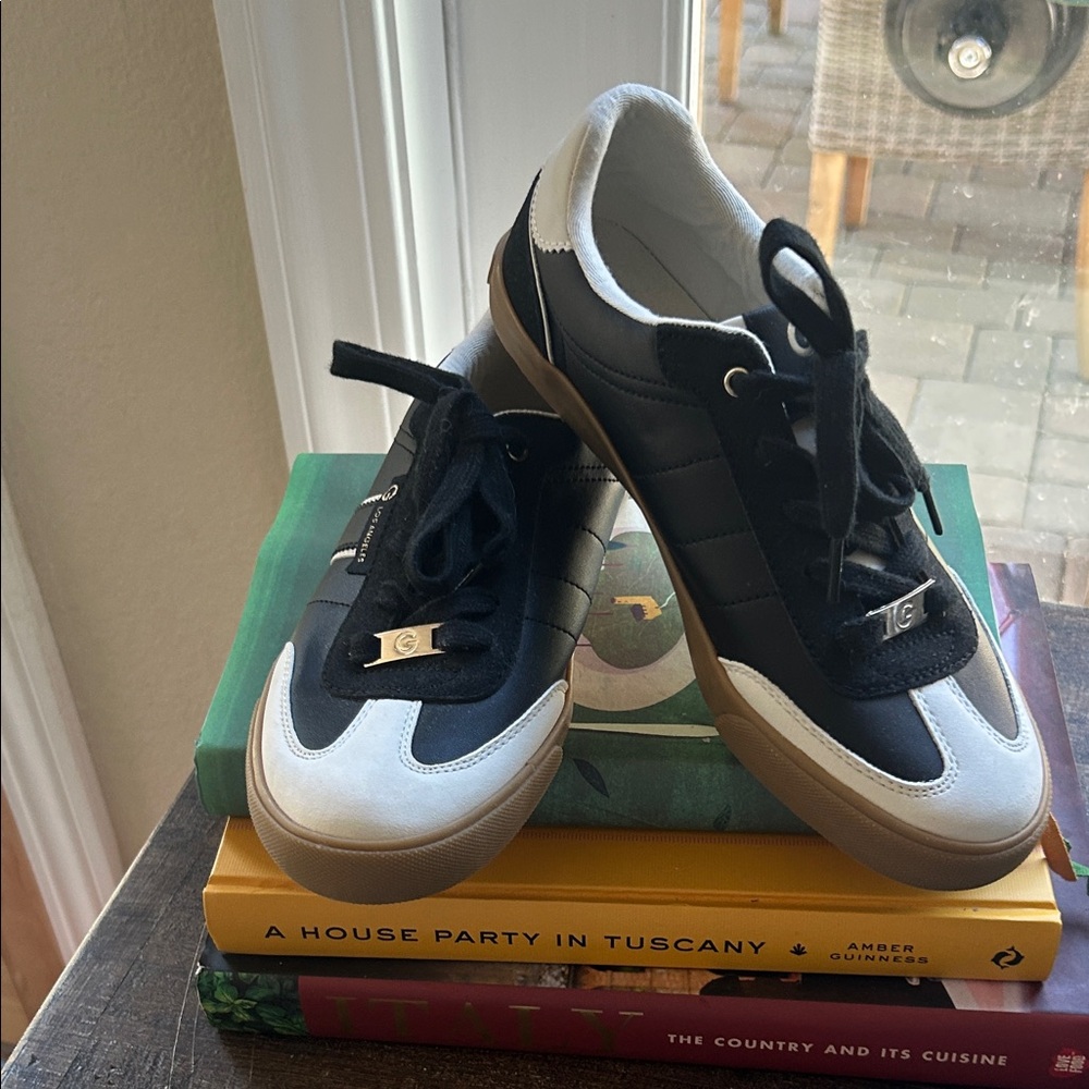 GBG Los Angeles Black and White Women's Sneakers